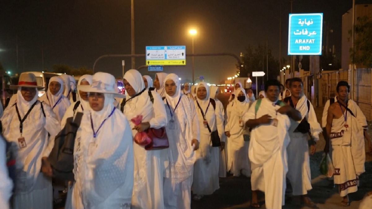 আরাফাতে জড়ো হচ্ছেন মুসল্লিরা