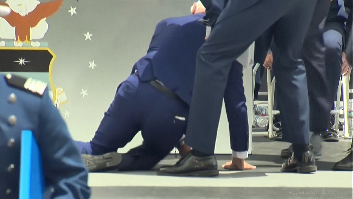 আবারও হোঁচট খেয়ে পড়ে গেলেন জো বাইডেন