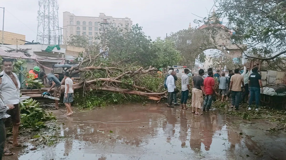 গুজরাটে ব্যাপক ক্ষয়ক্ষতির ছাপ ফেলে গেছে ‘বিপর্যয়’, অব্যাহত ভারী বৃষ্টিপাত