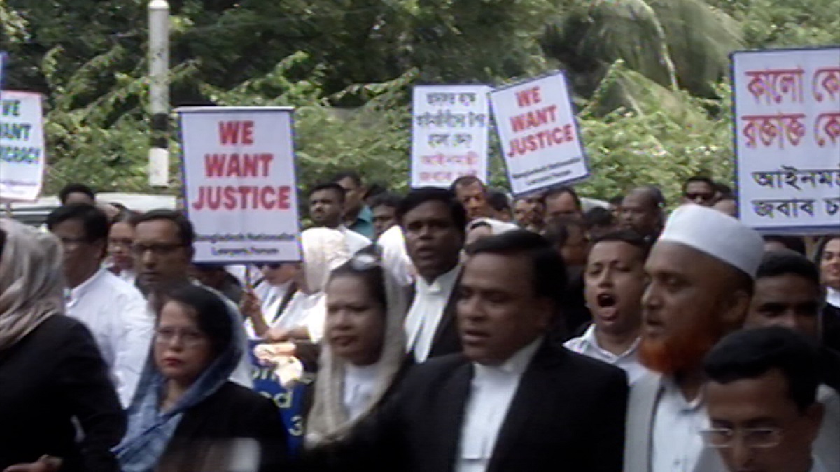 উচ্চ আদালতে আইনজীবীদের পাল্টাপাল্টি অবস্থান ও বিক্ষোভ