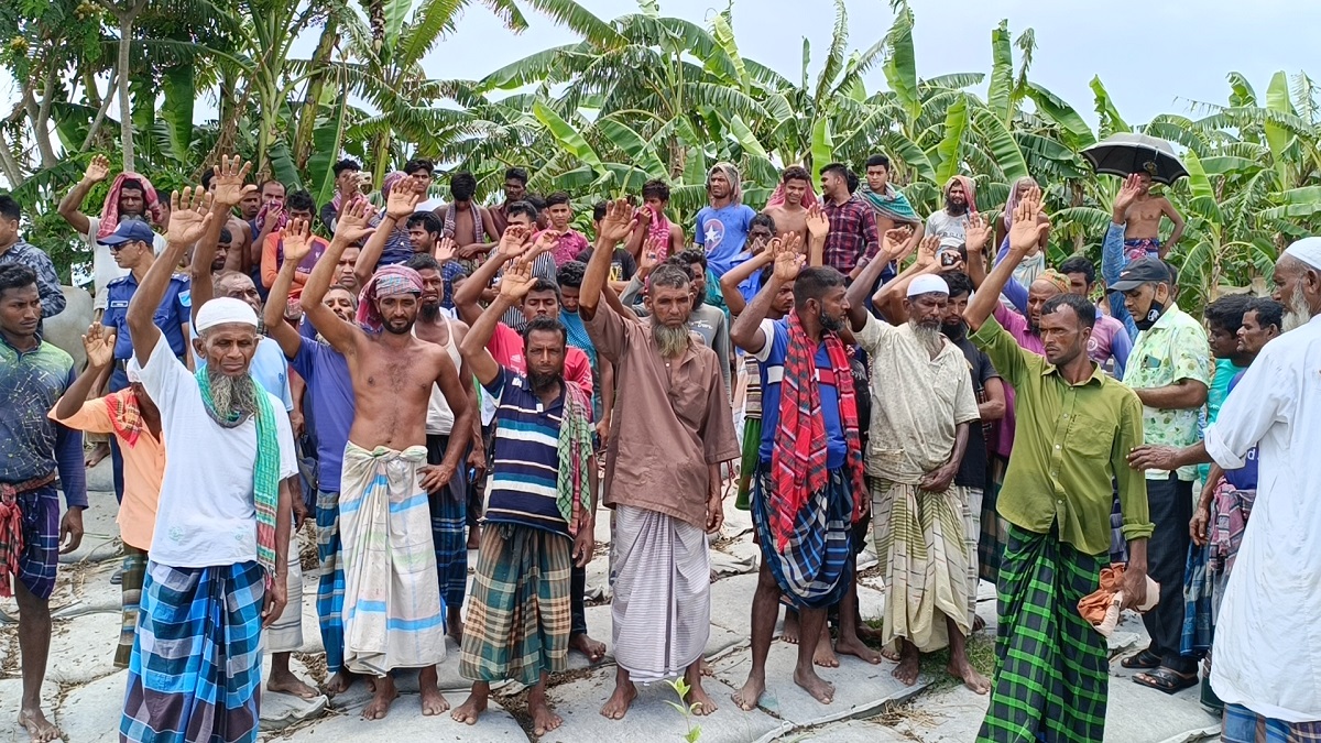 পদ্মায় কোরবানির ৪৭টি গরু নিয়ে ট্রলার ডুবি
