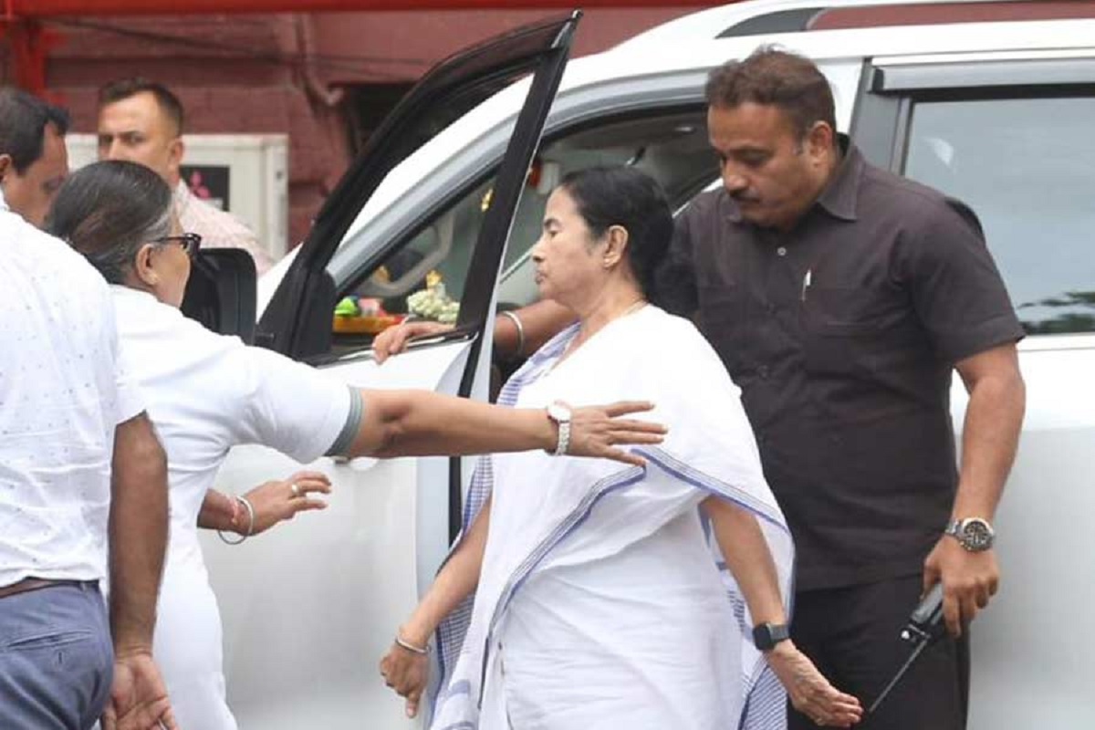 পায়ে-কোমরে আঘাত পেয়ে হাসপাতালে মমতা