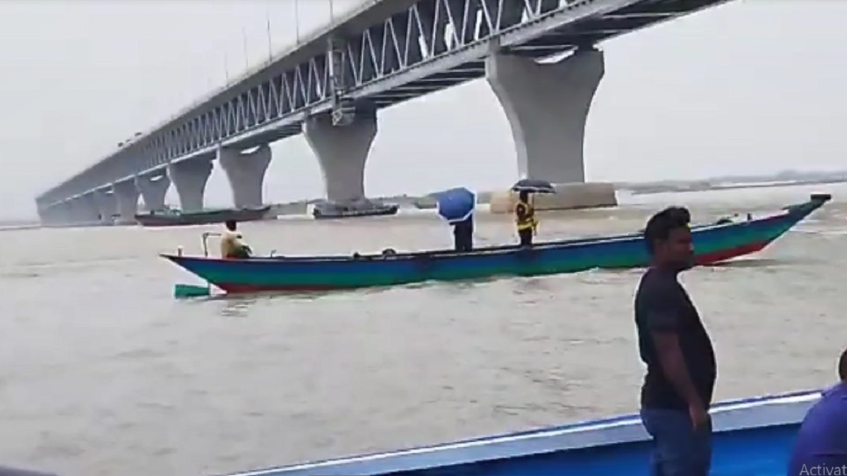 অটোরিকশা নিয়ে পদ্মাসেতুতে উঠে চালকের ঝাঁপ, চলছে উদ্ধার অভিযান