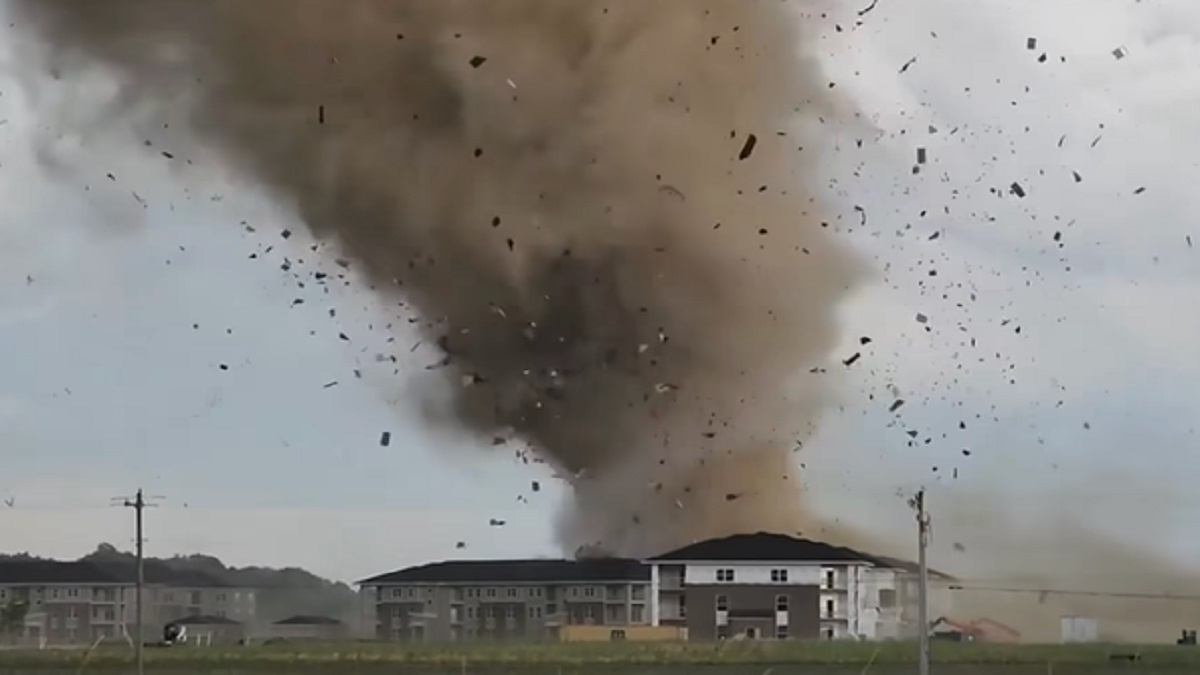 দানবীয় টর্নেডোর কবলে যুক্তরাষ্ট্রের ইন্ডিয়ানা, নিহত ১