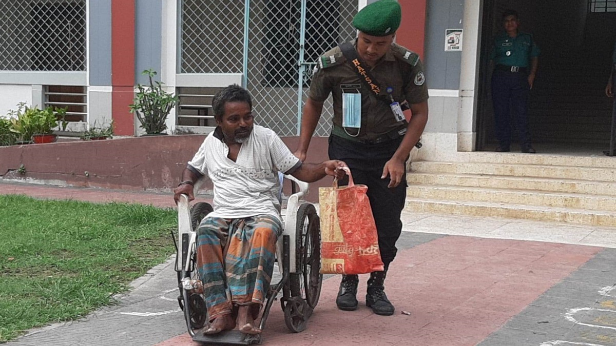রাসিক নির্বাচন: রোদ-বৃষ্টি উপেক্ষা করে ভোট দিলেন হিমেল-আজিজুলরা