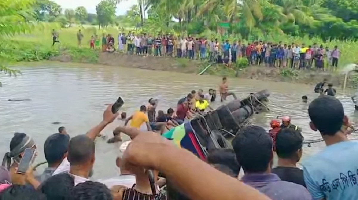 ঝালকাঠিতে যাত্রীবাহী বাস পুকুরে, নিহত বেড়ে ১৭