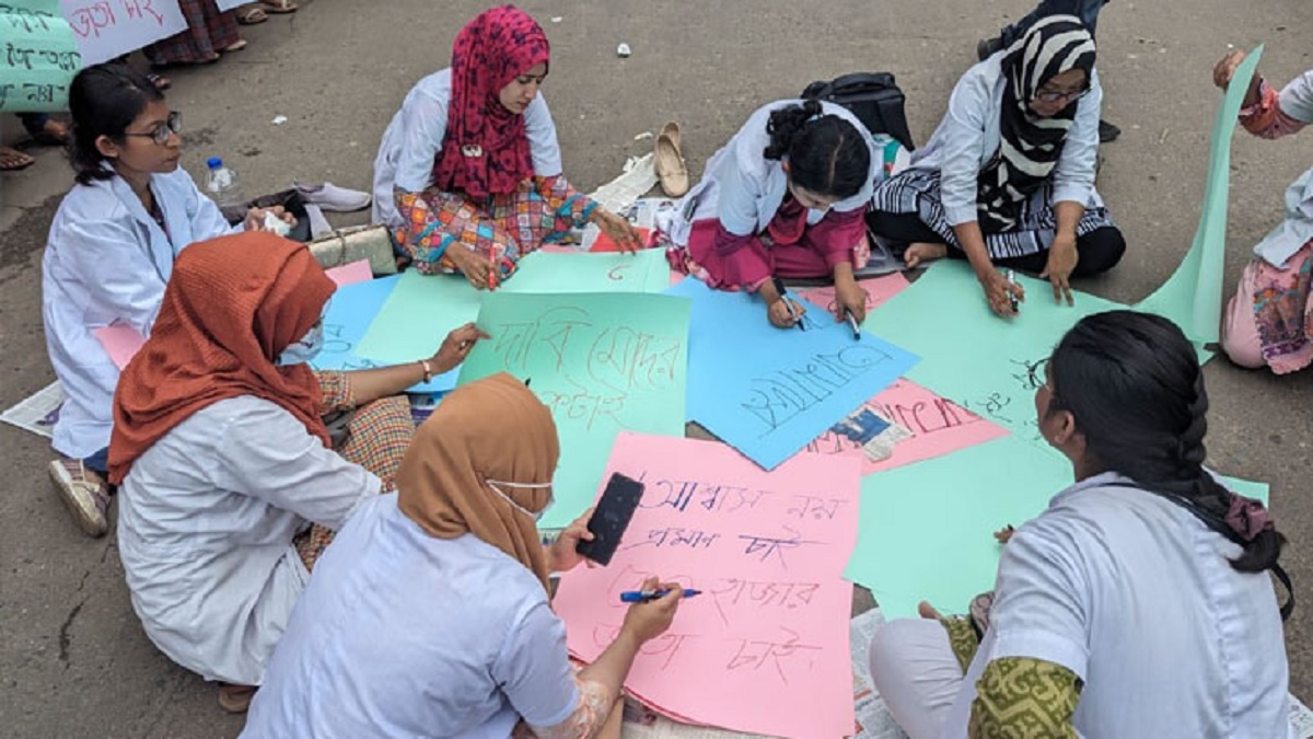 চিকিৎসকদের কর্মবিরতি; অস্ত্রোপচার বন্ধ, প্রাইভেট চেম্বারেও রোগী দেখছেন না ডাক্তাররা