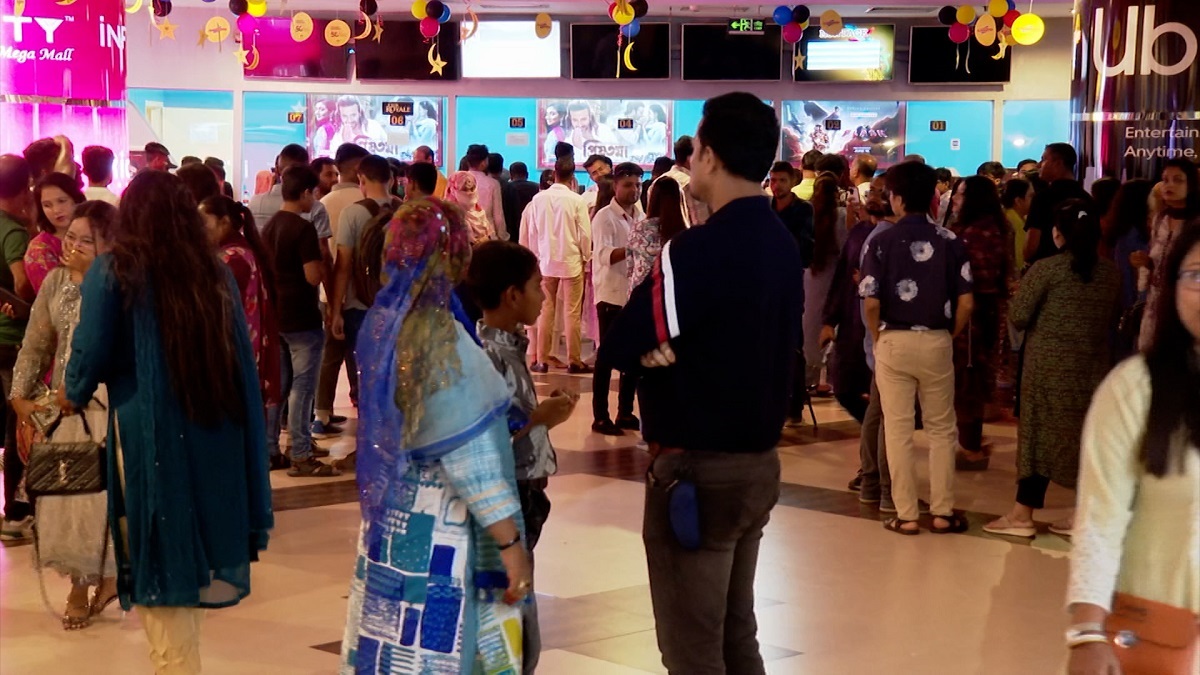 বৈরি আবহাওয়ায়ও বেশিরভাগ শো হাউজফুল যাচ্ছে রাজধানীর সিনেমা হলগুলোয়
