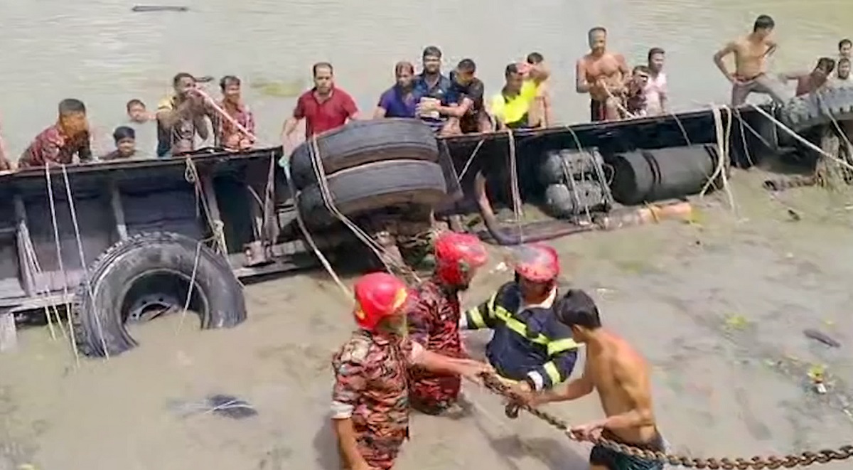 ঝালকাঠিতে যাত্রীবাহী বাস পুকুরে, নিহত ১৫