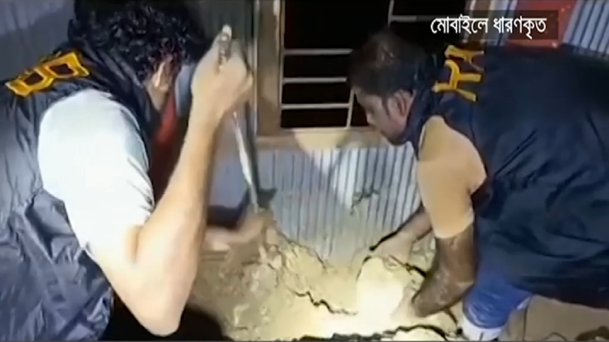 কুমিল্লায় বসতঘর থেকে মাটি খুঁড়ে মিললো ৩ বস্তা ফেনসিডিল