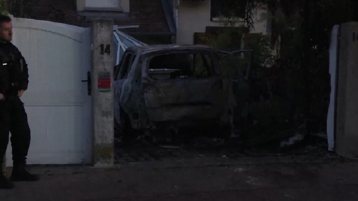 ফ্রান্সের রোজেস শহরে মেয়রের বাড়িতে ঢুকে হামলা