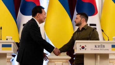 ফার্স্ট লেডিসহ আকস্মিক ইউক্রেন সফরে দক্ষিণ কোরিয়ার প্রেসিডেন্ট