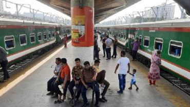 অবরোধ তুলেছেন শ্রমিকরা, ঢাকার সাথে সারাদেশের ট্রেন চলাচল শুরু