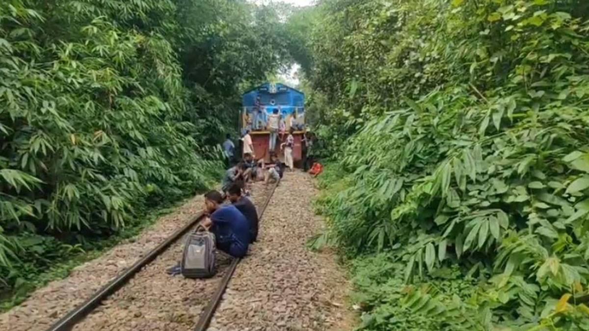 আড়াই ঘণ্টা পর ঢাকা-ময়মনসিংহ ট্রেন চলাচল স্বাভাবিক