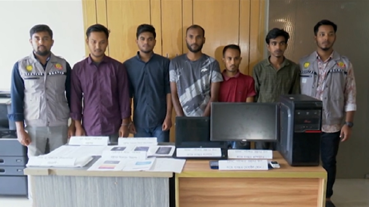 প্রকাশ্যে বিজ্ঞাপন দিয়ে পাবলিক পরীক্ষার প্রশ্নপত্র বিক্রি, প্রতারক চক্রের ৫ সদস্য আটক