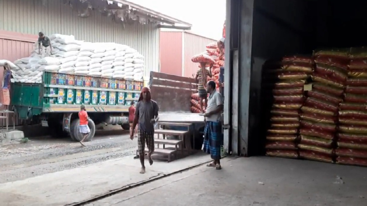 অবশেষে বর্ধিত মূল্যেই জিরা খালাস শুরু করেছে হিলি বন্দরের ব্যবসায়ীরা