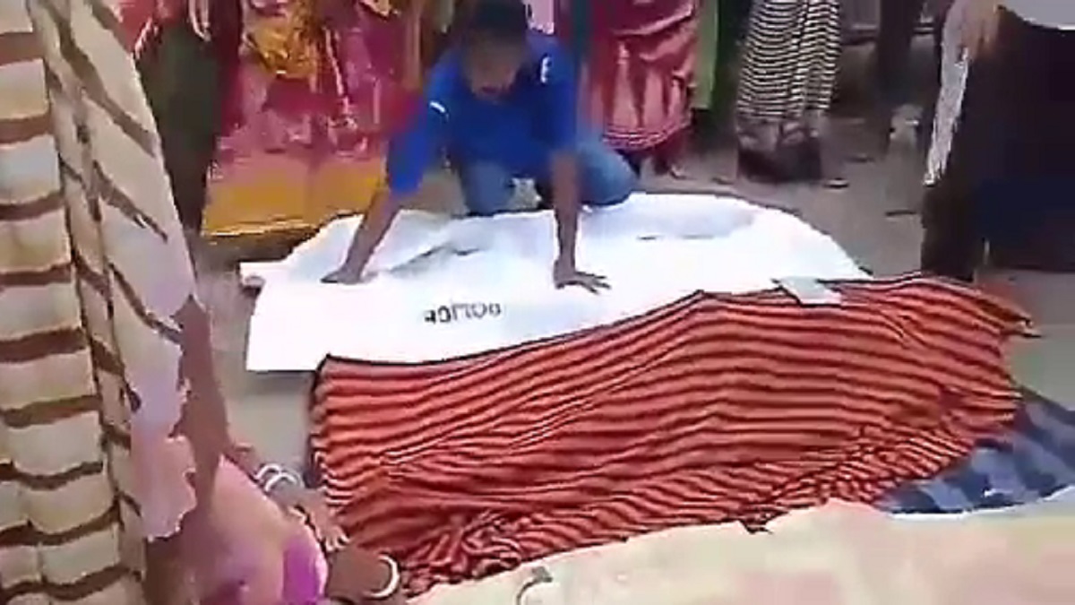 মানসিক চিকিৎসা নিতে বলায় স্ত্রীকে কুপিয়ে হত্যার পর স্বামীর আত্মহত্যা