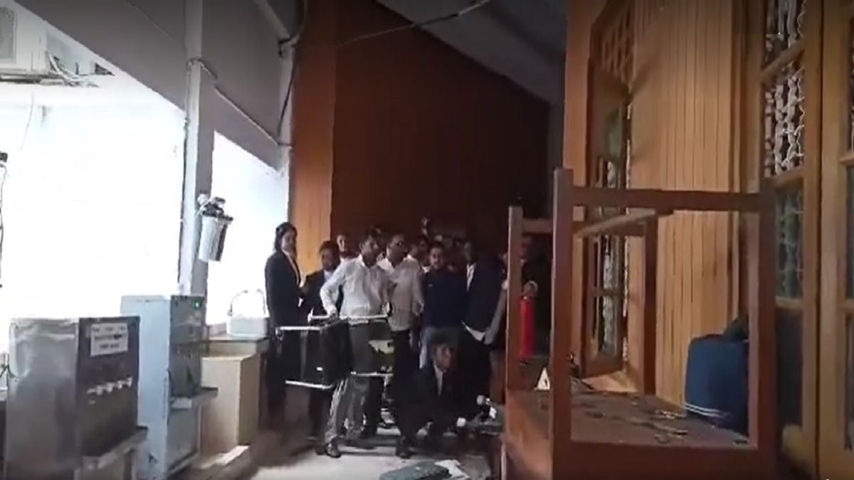 সুপ্রিম কোর্টে আ. লীগ ও বিএনপিপন্থী আইনজীবীদের মধ্যে হাতাহাতি, ভাঙচুর