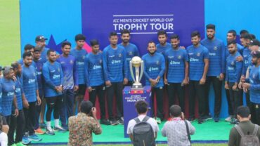 মিরপুরে বিশ্বকাপ ট্রফির সঙ্গে বাংলাদেশ দল