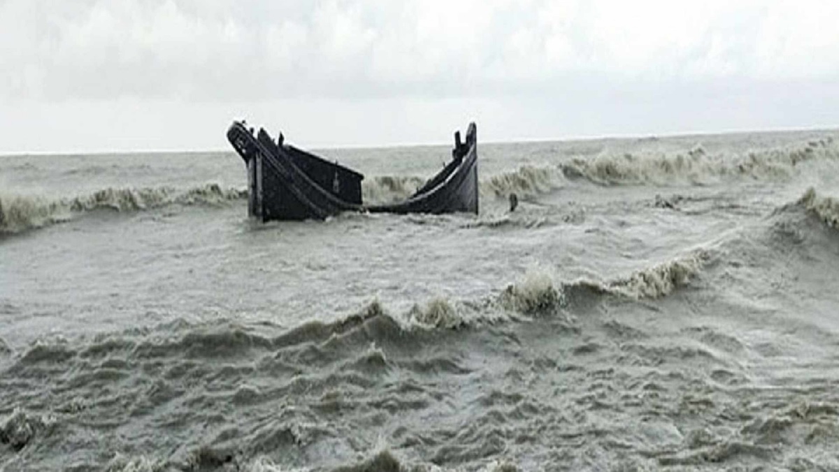 মেঘনায় যাত্রীবাহী বোট ডুবি, নিখোঁজ ১