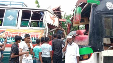 শোক দিবসের কর্মসূচিতে যাওয়ার পথে দুই বাসের মুখোমুখি সংঘর্ষে আহত ১৬