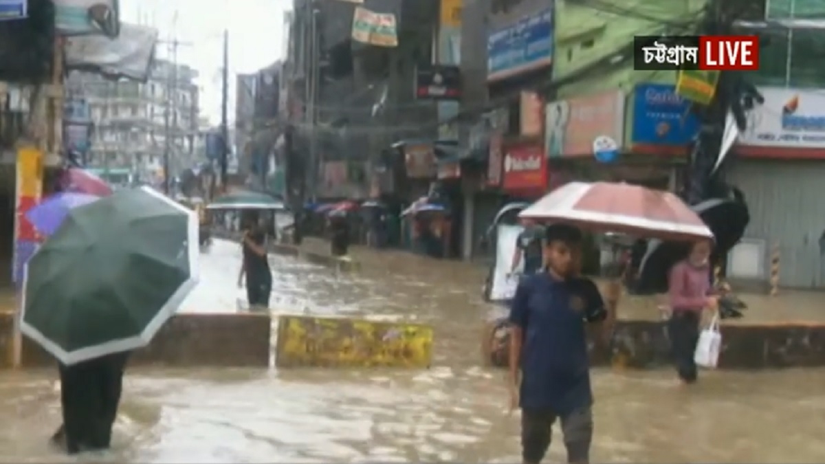 জলাবদ্ধতায় কষ্টের সীমা ছাড়িয়েছে চট্টগ্রামে