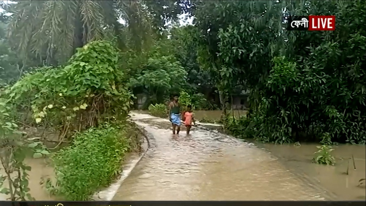 মুহুরী নদীর বেড়িবাঁধে নতুন করে ভাঙন