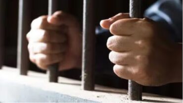 মেয়ের স্কুলশিক্ষকের আঙুল কামড়ে ছিঁড়ে নিলেন বাবা