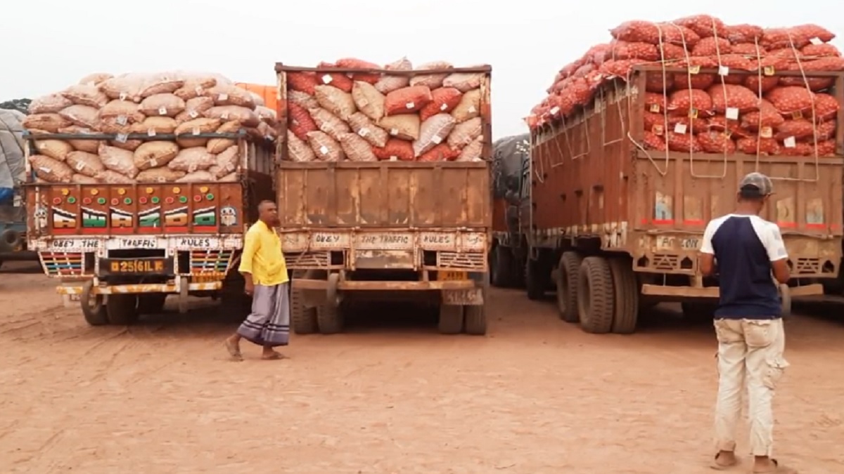 হিলি স্থলবন্দরে আবারও ঊর্ধ্বমুখী পেঁয়াজের দাম