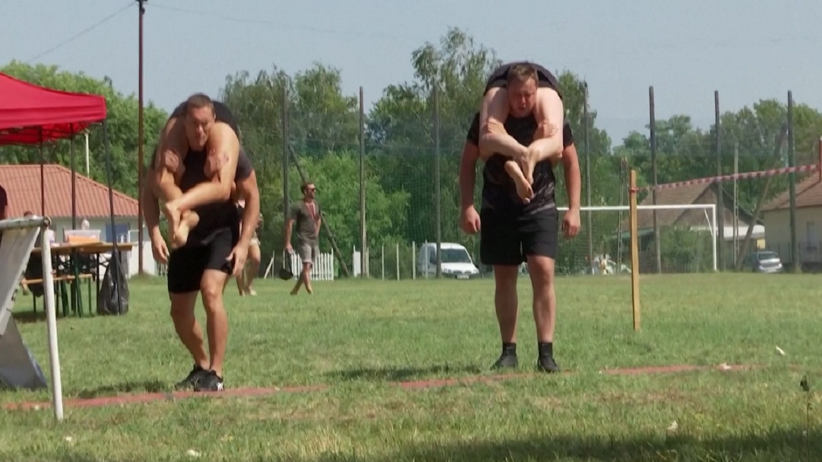 হাঙ্গেরিতে অভিনব প্রতিযোগিতা, স্ত্রীকে কাঁধে নিয়ে দৌড়!