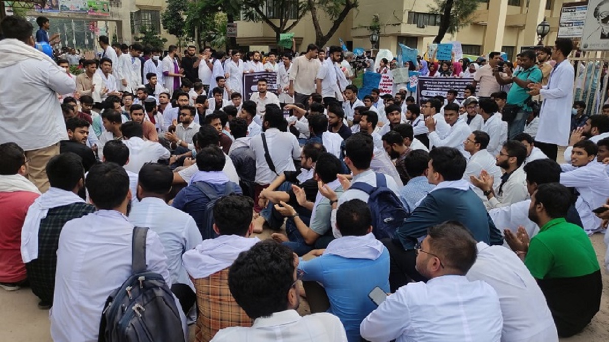 ক্লাস বর্জন করে খুমেক শিক্ষার্থীদের বিক্ষোভ, বন্ধ ওষুধের দোকান