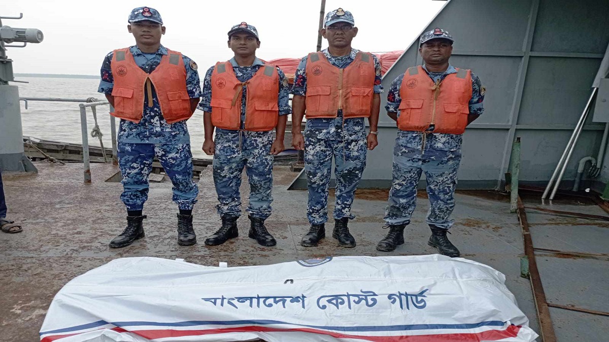 মেঘনায় নৌকা ডুবি; ১৬ ঘণ্টা পর নিখোঁজ শ্রমিকের মরদেহ উদ্ধার