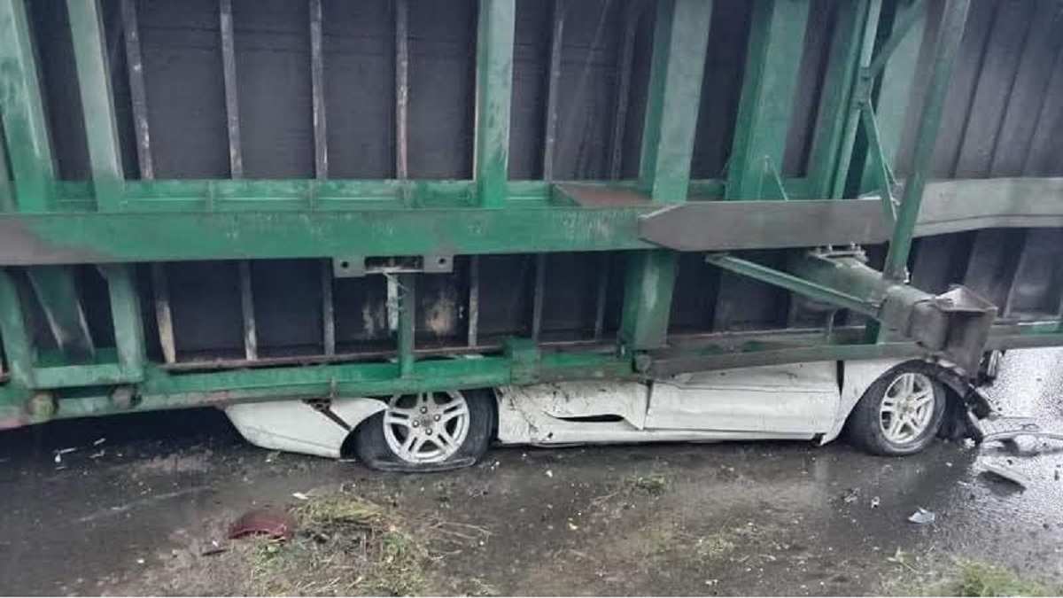 ফৌজদারহাটে লরি উল্টে প্রাইভেটকারে, জানালা ভেঙে বেরিয়ে গেলো শিশু