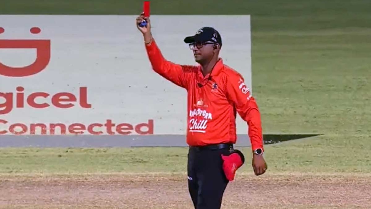 ক্রিকেটে প্রথমবার দেখা গেলো ‘লাল কার্ড’