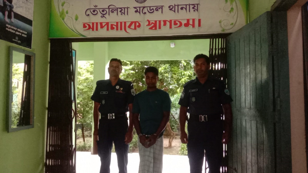 ভারতে চা পাচারের সময় গ্রেফতার যুবক