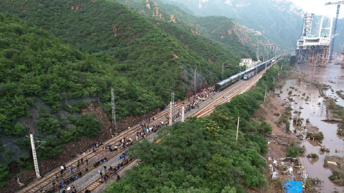চীনে তীব্র বৃষ্টিতে আটকে গেলো ট্রেন, ১০৫ ঘণ্টা পর উদ্ধার হাজারো যাত্রী