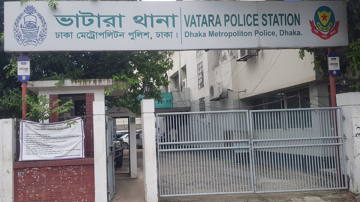 কানে হেডফোন লাগিয়ে কথা বলায় ব্যস্ত, ব্যাগ থেকে ১৬ লাখ টাকা গায়েব!