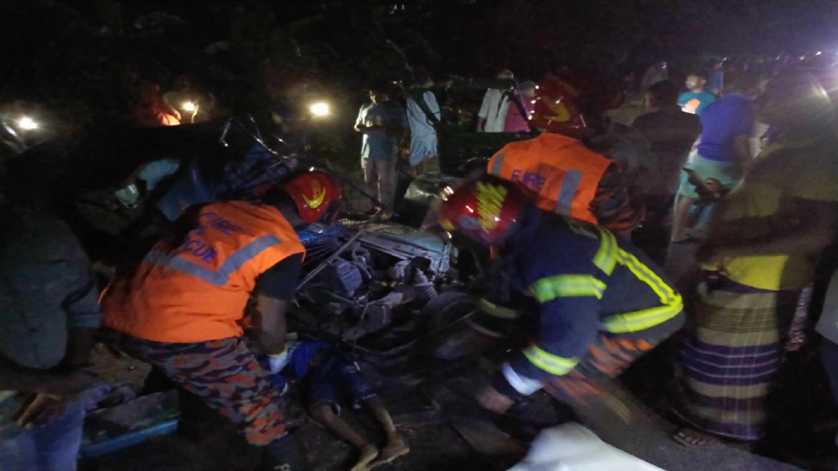 নরসিংদীতে যাত্রীবাহী বাসের ধাক্কায় অটোরিকশার ৩ যাত্রী নিহত, আহত ৩
