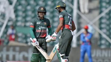 উড়ন্ত সূচনার পর জোড়া উইকেট হারালো টাইগাররা