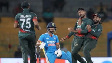 ভারতকে চেপে ধরেছে টাইগার বোলাররা