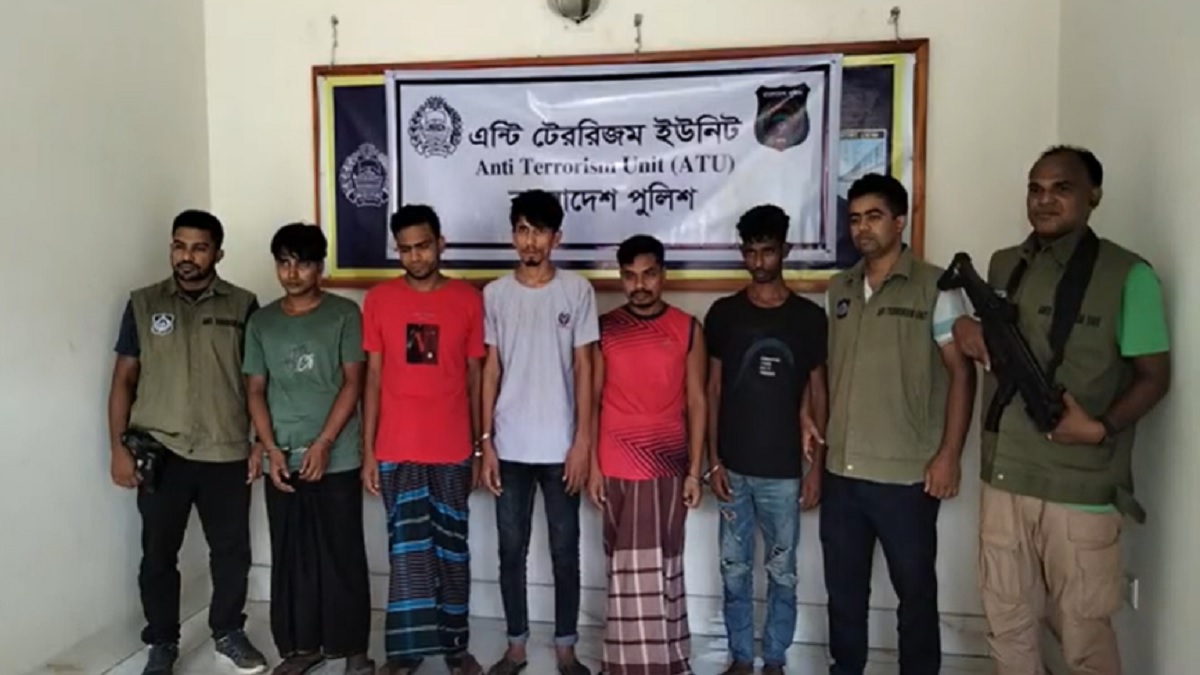 ফরিদপুরে ডেবিট-ক্রেডিট কার্ড প্রতারণা চক্রের ৫ সদস্য আটক