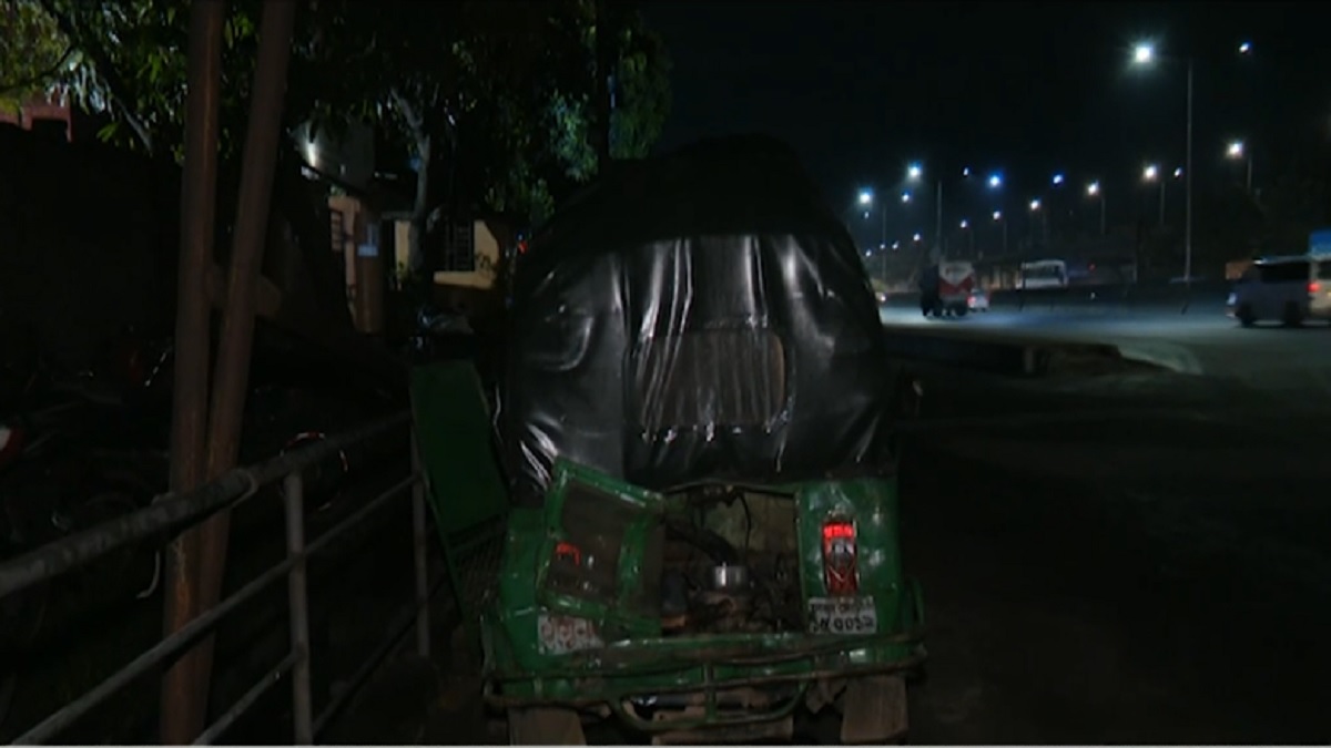 বিকল সিএনজি মেরামতের সময় পেছন থেকে ট্রাকের ধাক্কা, নিহত ১