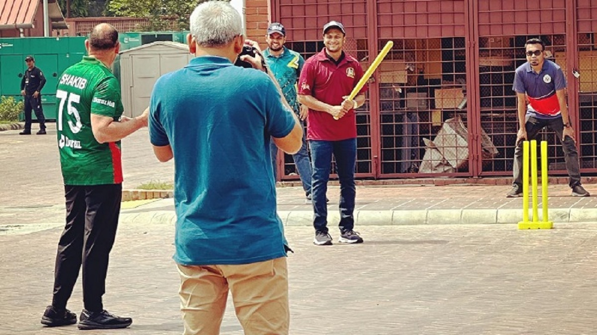 বোলিংয়ে পিটার হাস, ব্যাটিংয়ে সাকিব