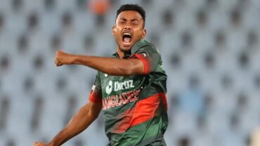 শরিফুলের জোড়া আঘাতে লড়াইয়ে ফিরলো বাংলাদেশ