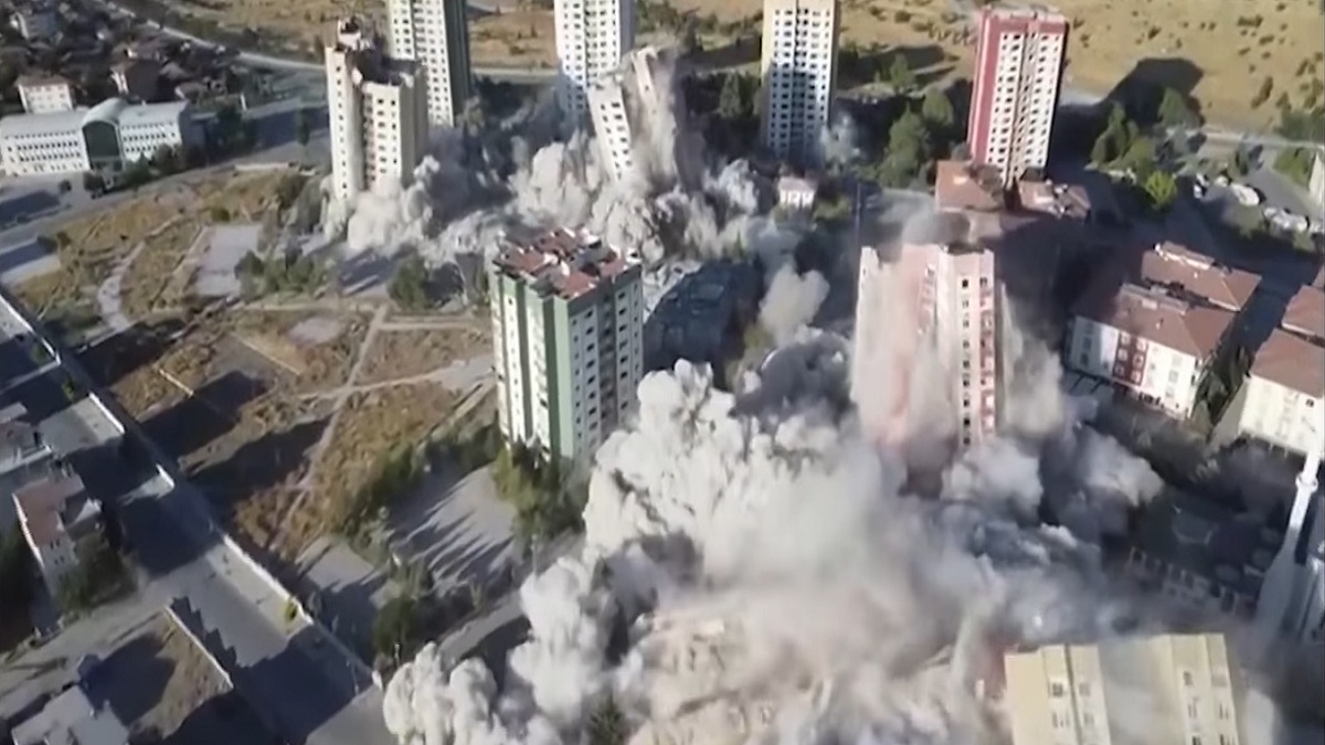 কয়েক সেকেন্ডের মধ্যেই গুড়িয়ে দেয়া হলো ১৫ তলা বিশিষ্ট ৯টি ভবন