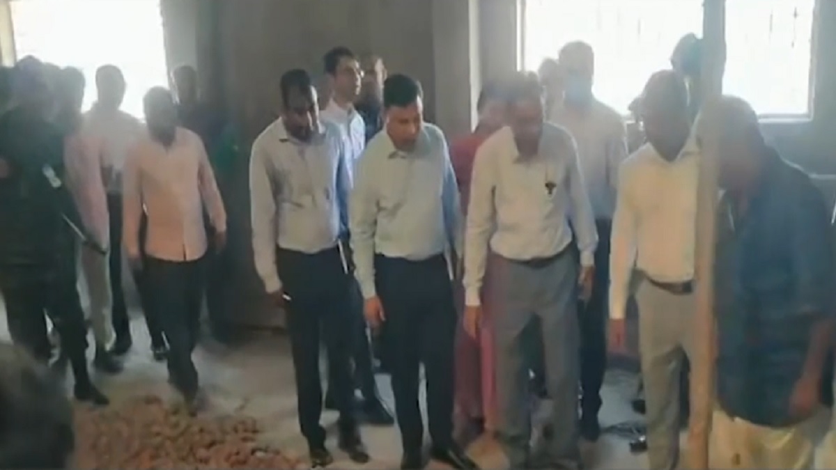 আলু বিক্রিতে অনিয়ম, ব্যবসায়ীকে পুলিশে দিলেন ভোক্তা অধিদফতরের মহাপরিচালক