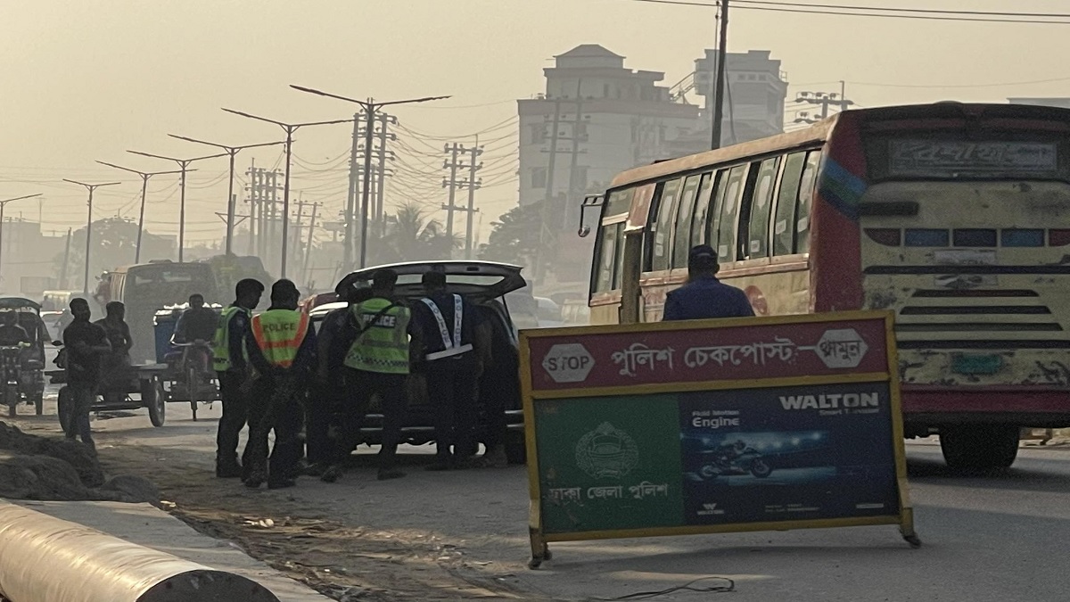 ঢাকার প্রবেশমুখে আইনশৃঙ্খলা বাহিনীর তল্লাশি
