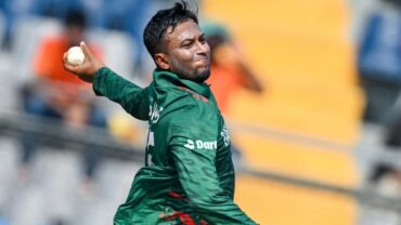 বাংলাদেশকে ব্রেক থ্রু এনে দিলেন সাকিব