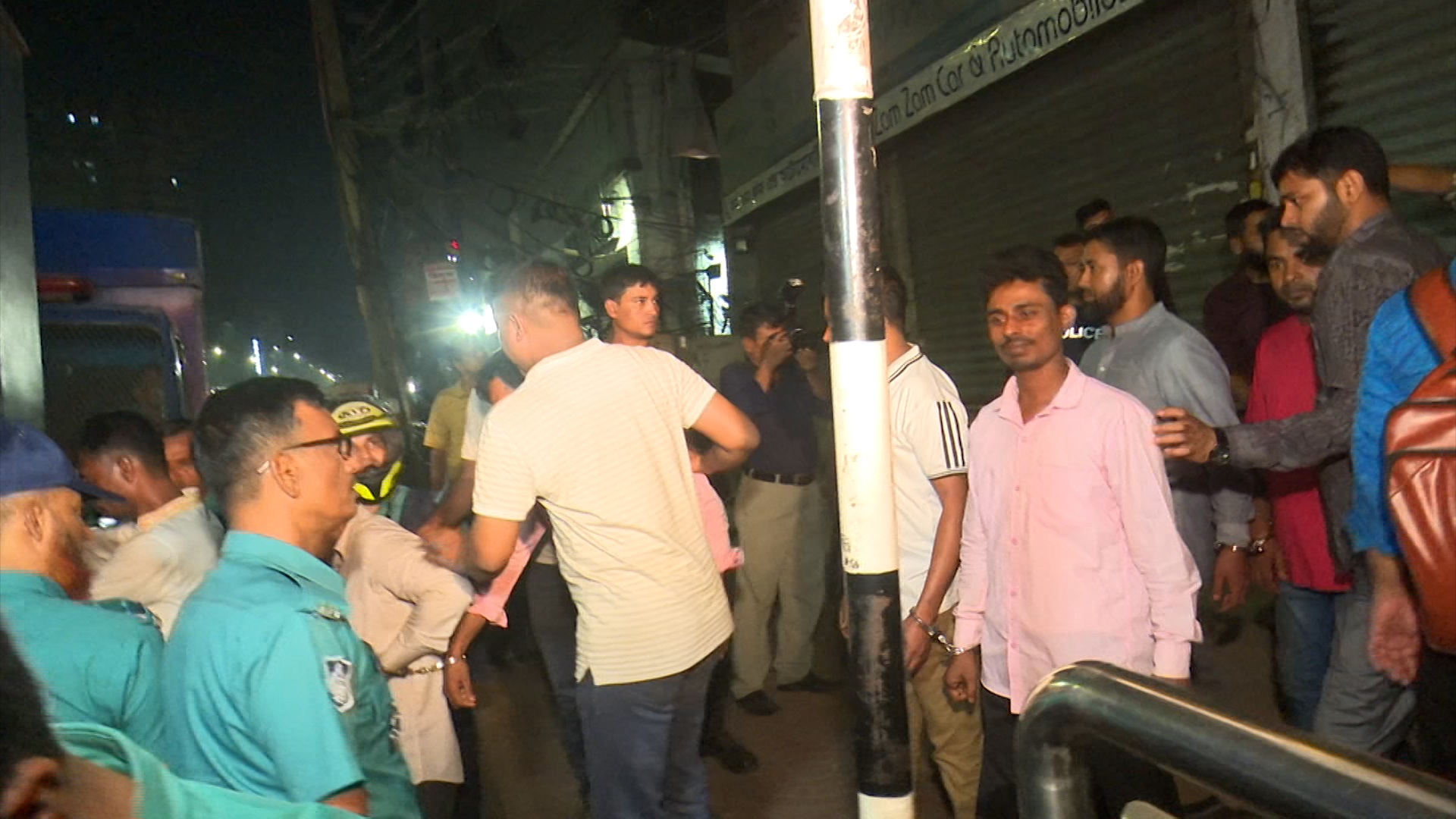 রাজধানীতে ককটেল বিস্ফোরণ, এক ভবন থেকে বিএনপির ২০০ নেতাকর্মী আটক