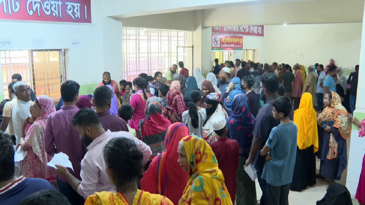 ডেঙ্গু চোখ রাঙাচ্ছে গাজীপুর-ফরিদপুরে, হাসপাতালে মিলছে না বেড